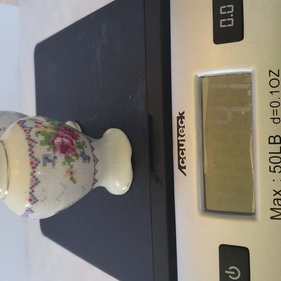 ROYAL ALBERT BONE CHINA PETIT POINT SALT AND PEPPER. VINTAGE Grandma Core - Picture 11 of 11